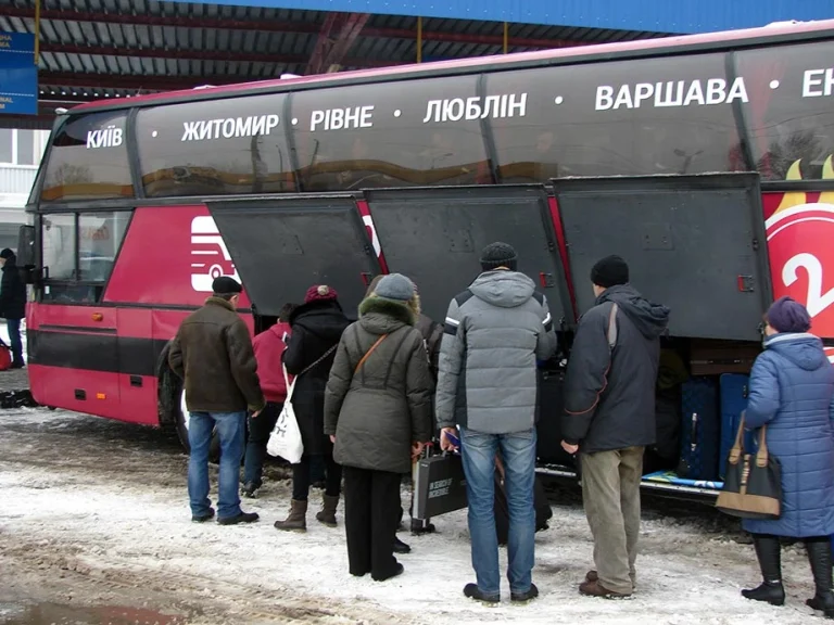 ТЦК більше не потрібен: чоловіків за кордоном автоматично внесуть до «Оберегу»