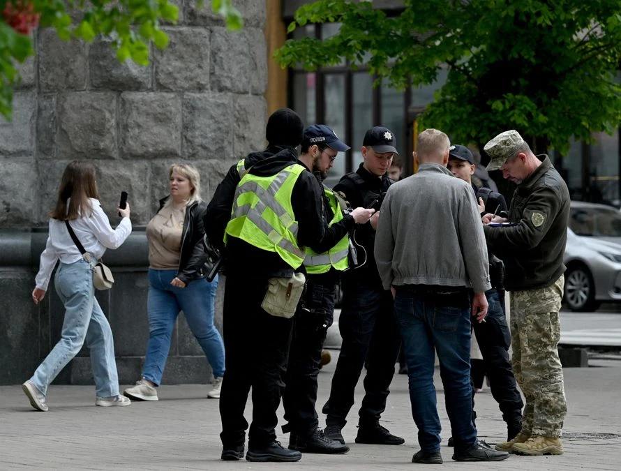 У ТЦК заборонили відбирати телефони та утримувати людей: що передбачає наказ №423