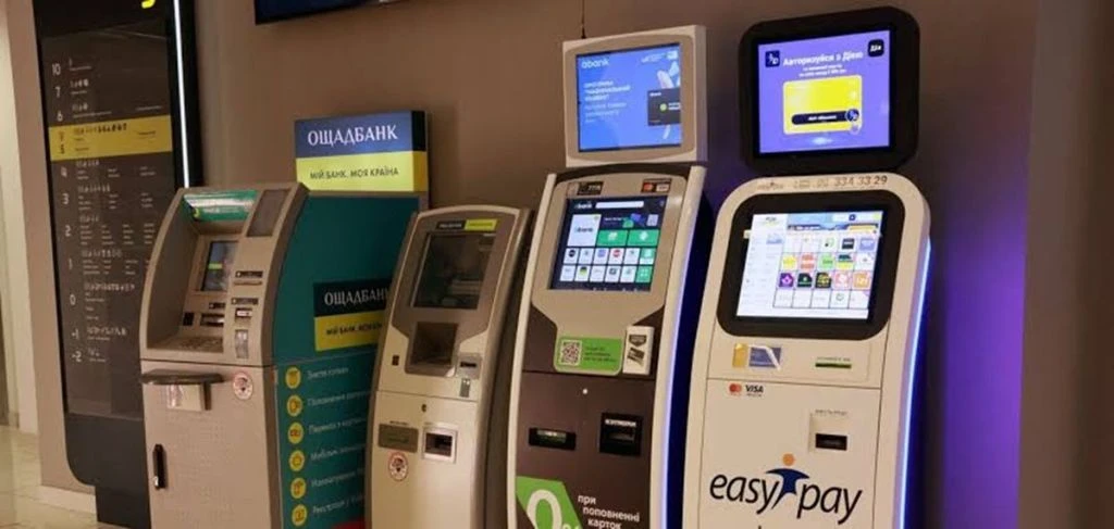 На картку через термінал можна внести до 400 тисяч грн: які ліміти діють у 2026 році